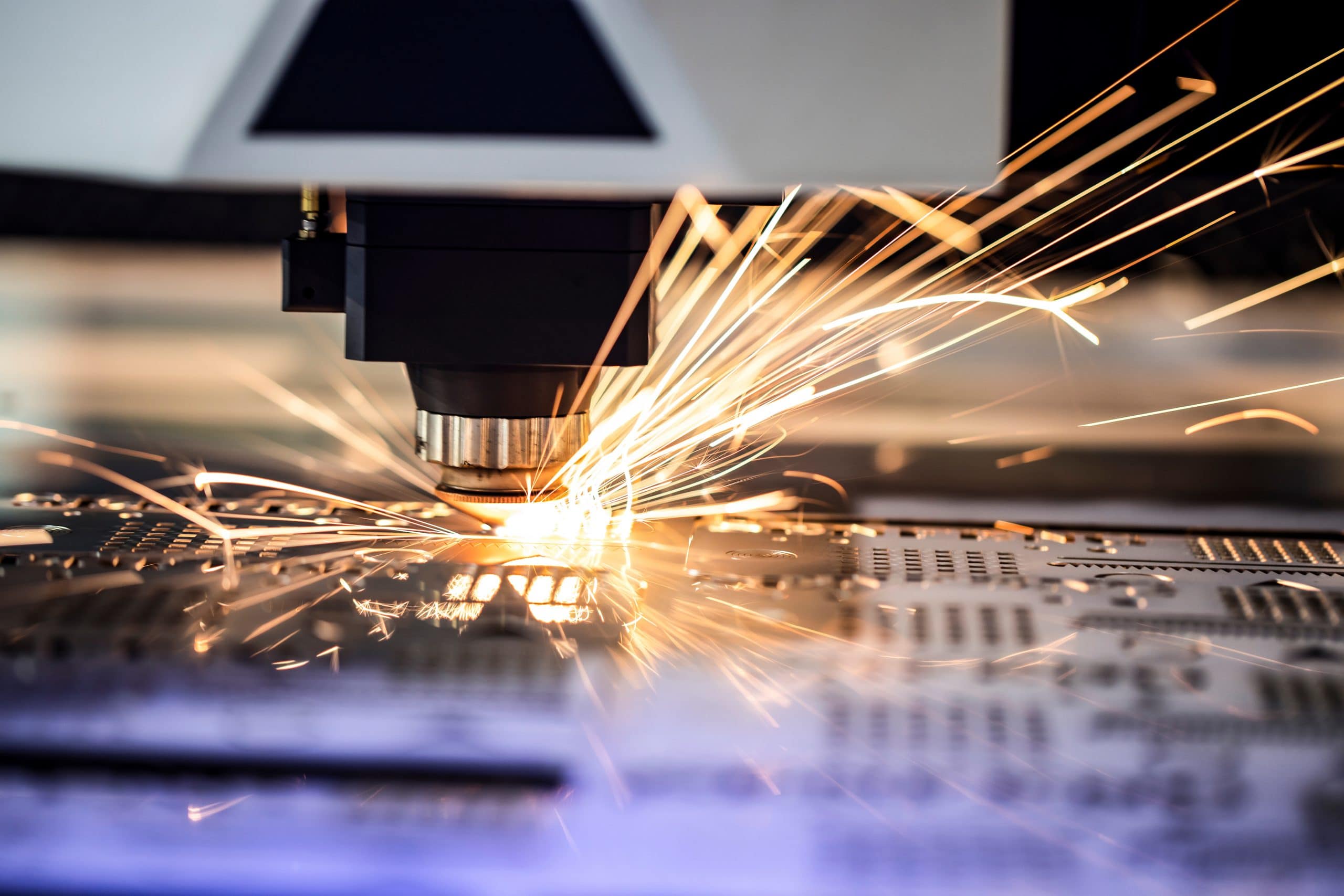 Laserschneiden eines Blechs auf einer CNC-Laserschneidanlage
